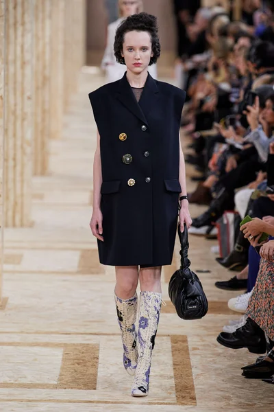 Look 10